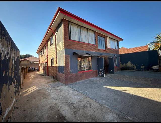 8 BEDROOM HOUSE FOR SALE IN LA ROCHELLE